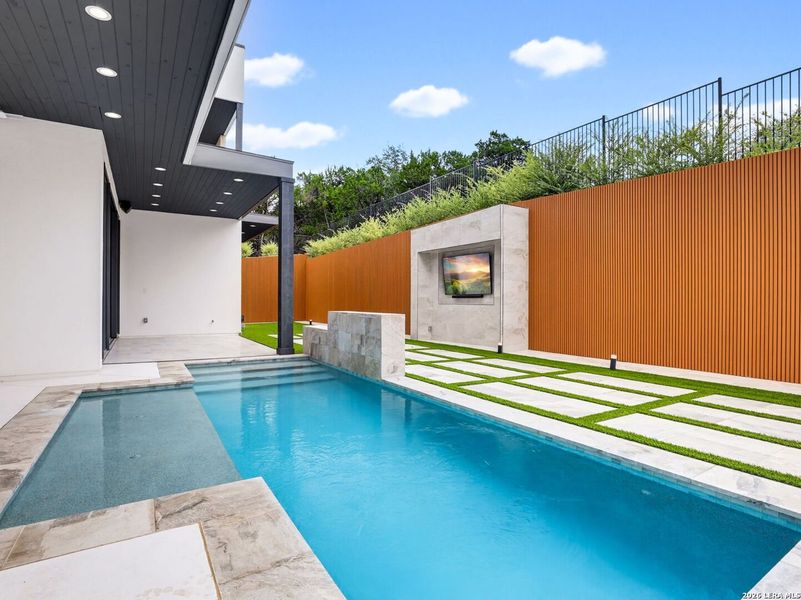 Exterior details and patio area of a home in , San Antonio (Image 40).