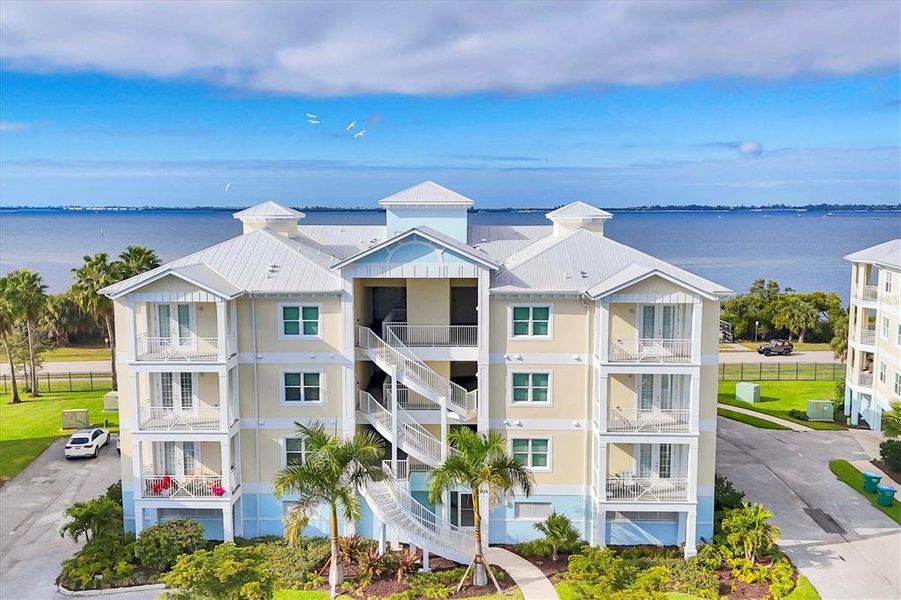 Condo located in Bradenton, FL showcasing its design and architecture (Image 4).