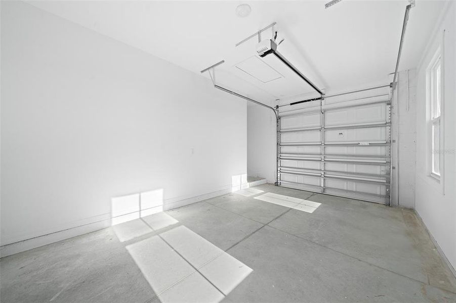 Spacious, unfurnished interior of a new home in , Ocala (Image 33).