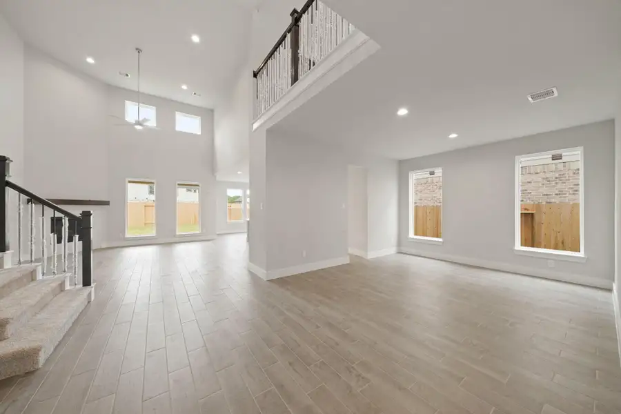 Spacious, unfurnished interior of a new home in Barton Creek Ranch, Conroe (Image 6). Spacious, unfurnished interior of a new home in Barton Creek Ranch, Conroe (Image 6).