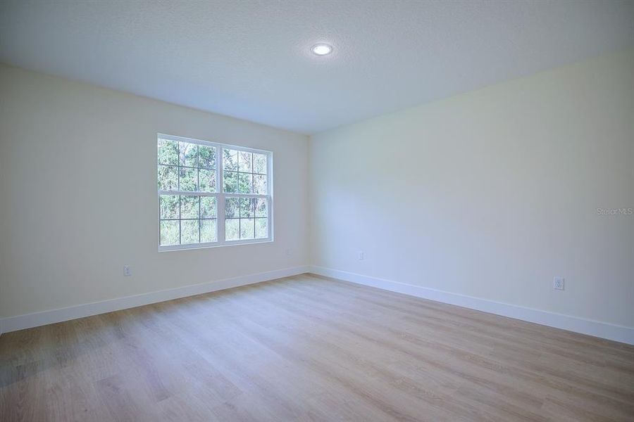 Spacious, unfurnished interior of a new home in , Sebring (Image 14).