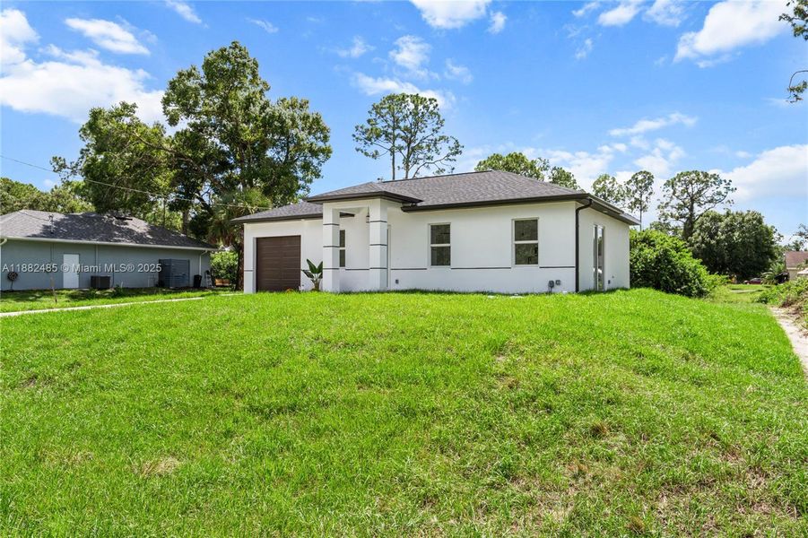 Exterior details and patio area of a home in , Lehigh Acres (Image 1).