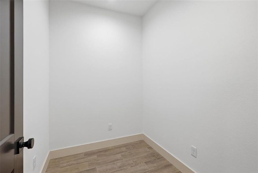 Spacious, unfurnished interior of a new home in , Tolar (Image 24).