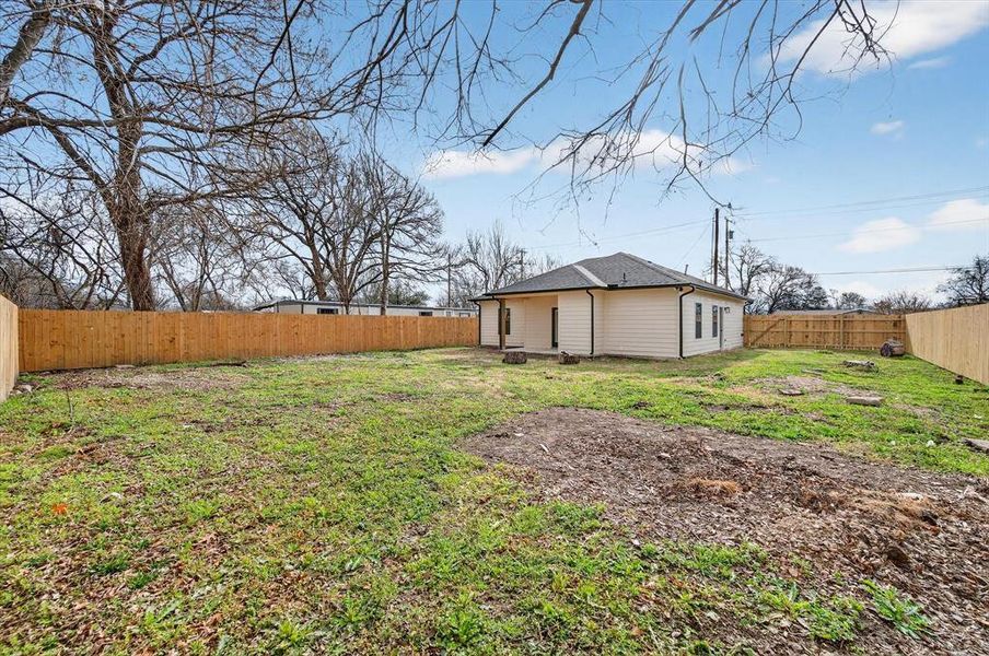 Exterior details and patio area of a home in , Corsicana (Image 17).