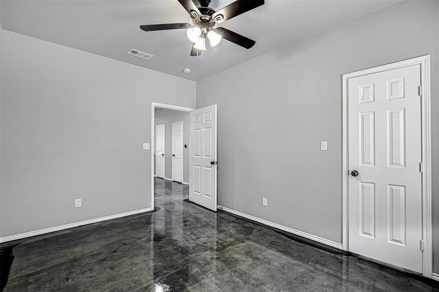 Empty room featuring ceiling fan