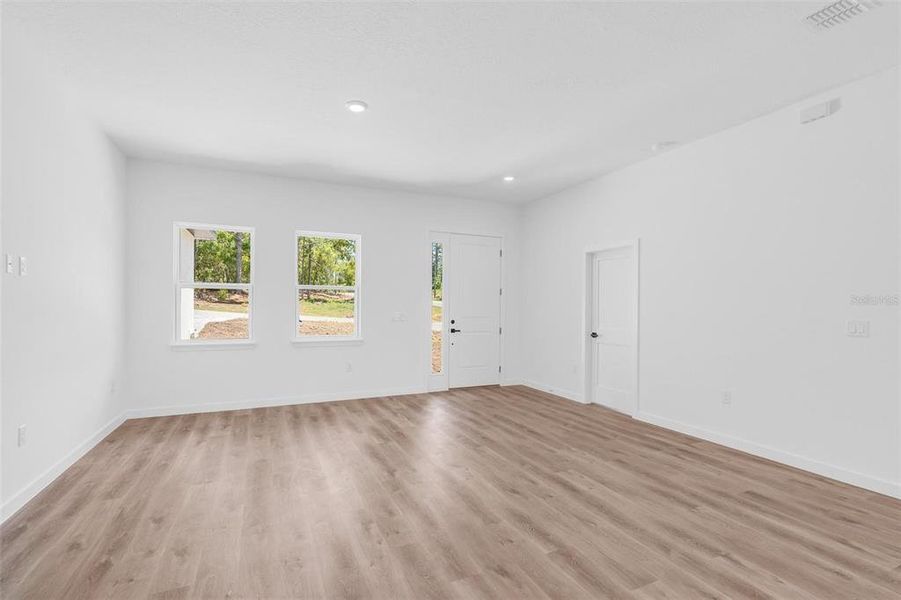 Spacious, unfurnished interior of a new home in , Citrus Springs (Image 18).