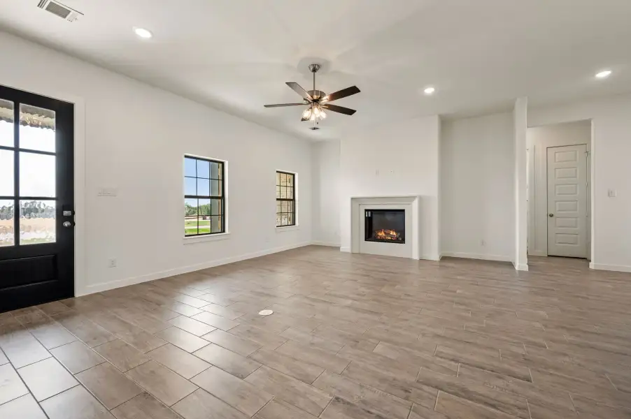 Spacious, unfurnished interior of a new home in Gatlin Ranch, Springtown (Image 17).