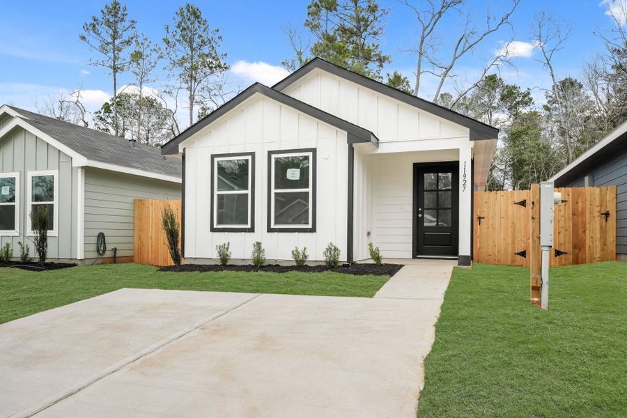 Front exterior of a new home in William Trails, Willis, TX, highlighting curb appeal (Image 10). Front exterior of a new home in William Trails, Willis, TX, highlighting curb appeal (Image 10).