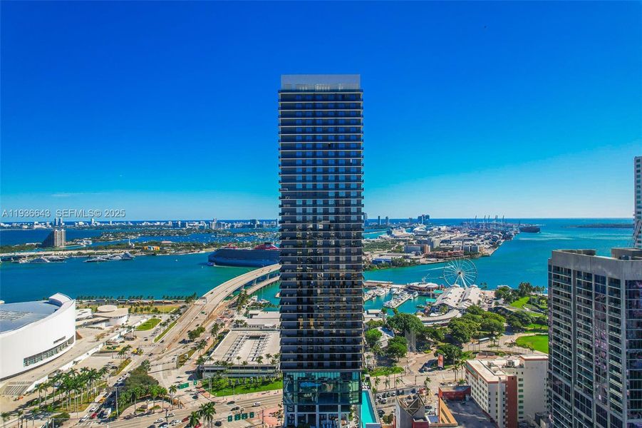 Condo located in Miami, FL showcasing its design and architecture (Image 5).