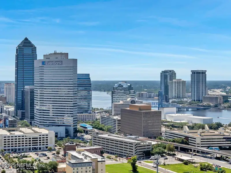 Condo located in Jacksonville, FL showcasing its design and architecture (Image 3).