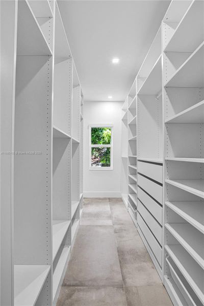 Spacious, unfurnished interior of a new home in , Miami (Image 24).