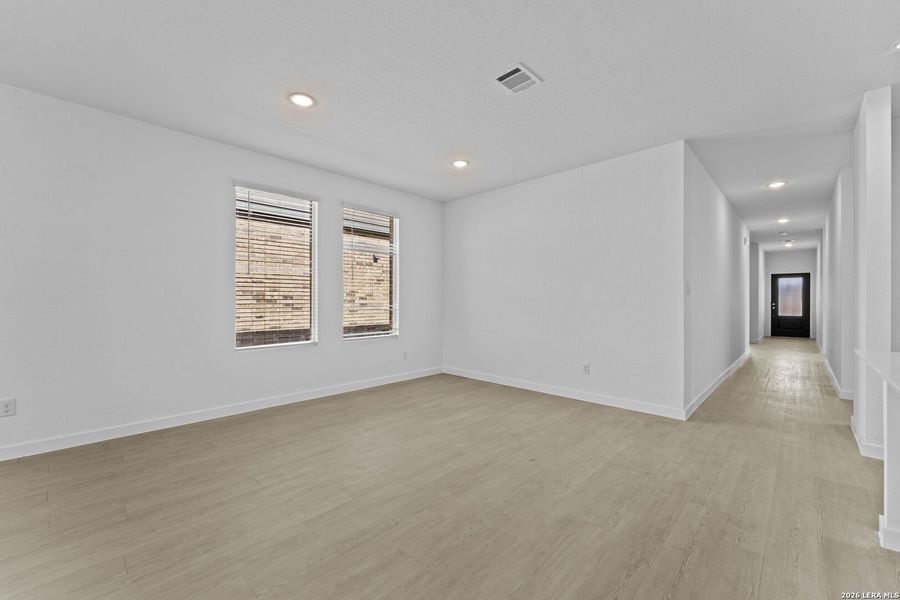 Spacious, unfurnished interior of a new home in Grace Valley, Cibolo (Image 11).