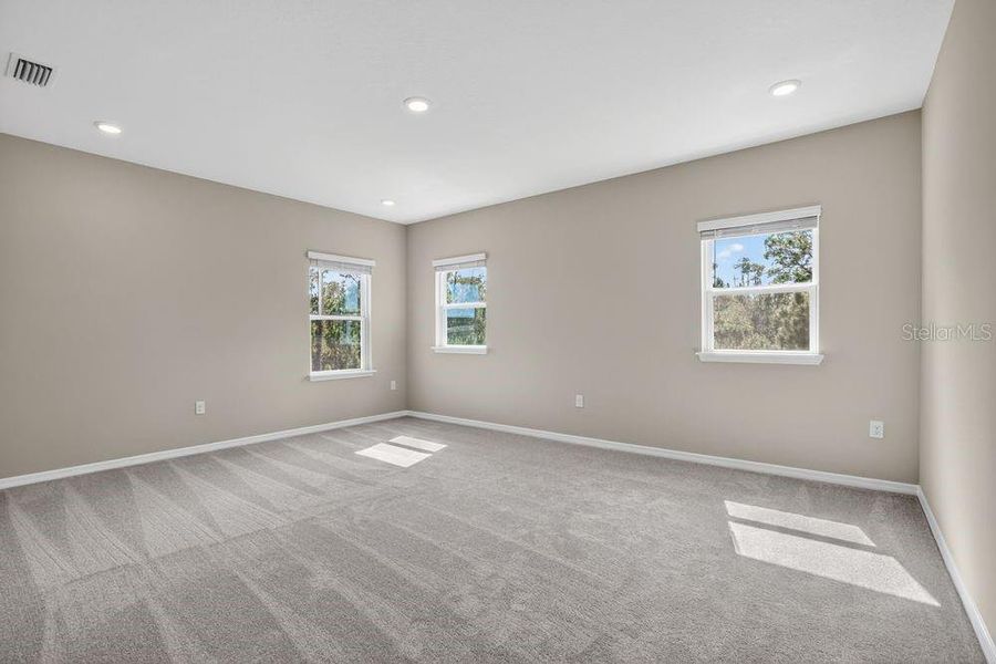 Spacious, unfurnished interior of a new home in Ardisia Park, New Smyrna Beach (Image 28).