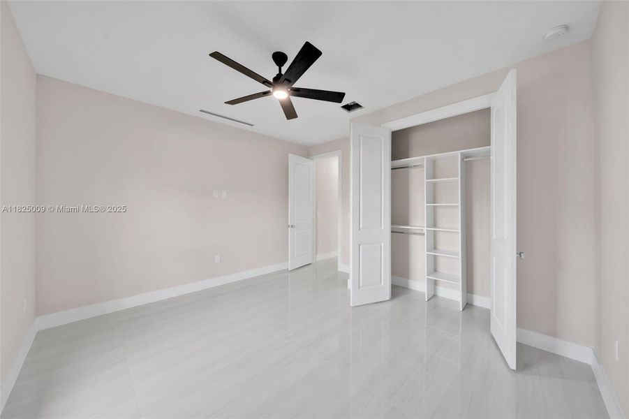 Spacious, unfurnished interior of a new home in , Cape Coral (Image 17).