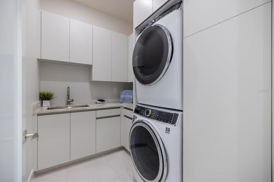 Furnished interior view inside a new home in , Longboat Key (Image 18).