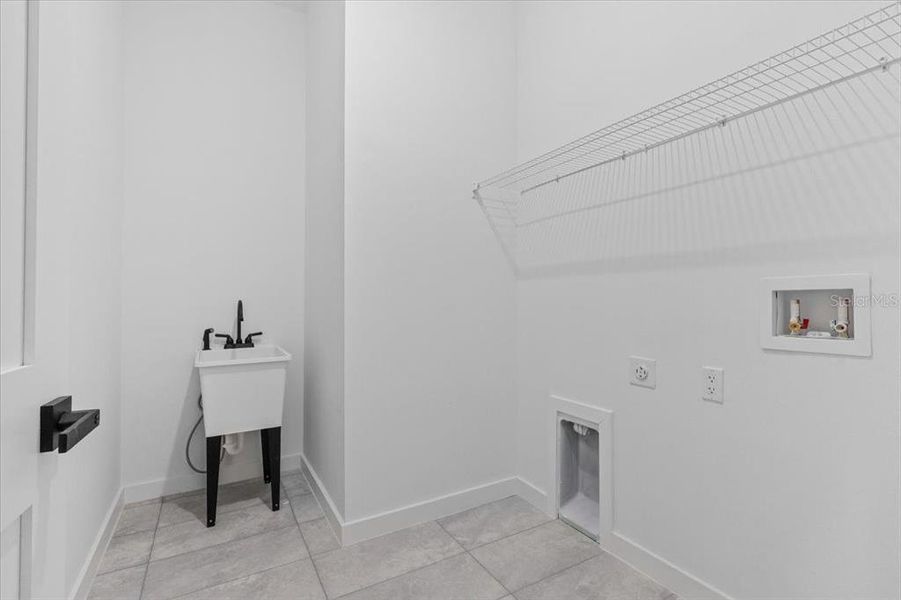 Spacious, unfurnished interior of a new home in , Citrus Springs (Image 11).