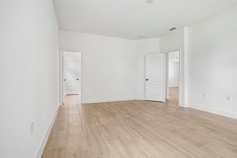 Spacious, unfurnished interior of a new home in Oasis Reserve, Orlando (Image 15).