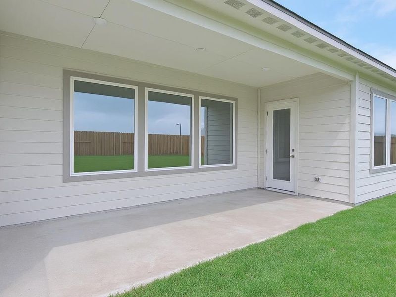 Exterior details and patio area of a home in Lago Mar, Santa Fe (Image 20).