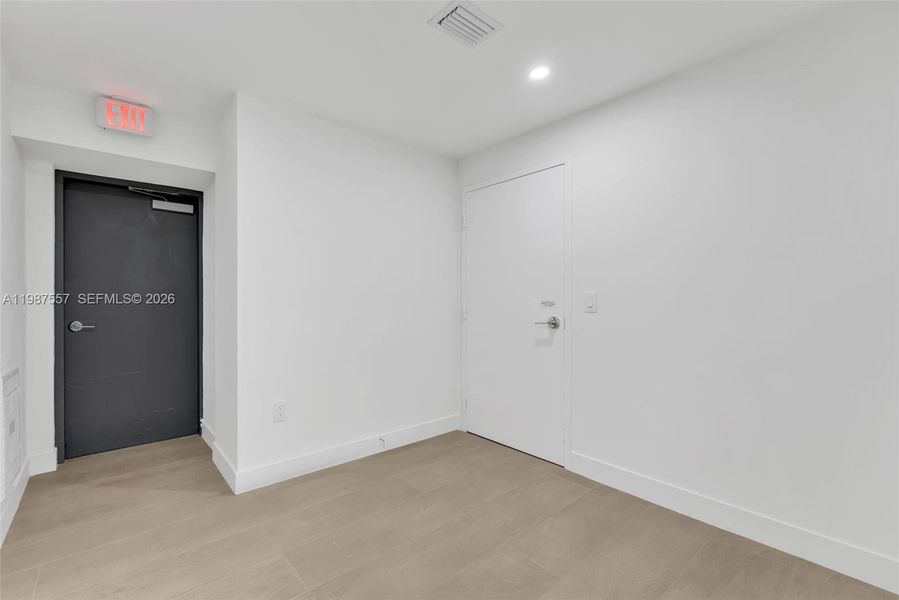 Spacious, unfurnished interior of a new home in Aria Reserve, Miami (Image 34).