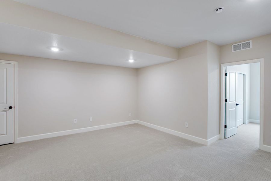 Spacious, unfurnished interior of a new home in Sugar Mill Village, Longmont (Image 20).