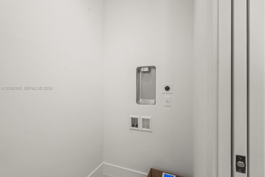 Spacious, unfurnished interior of a new home in , Key Largo (Image 58).