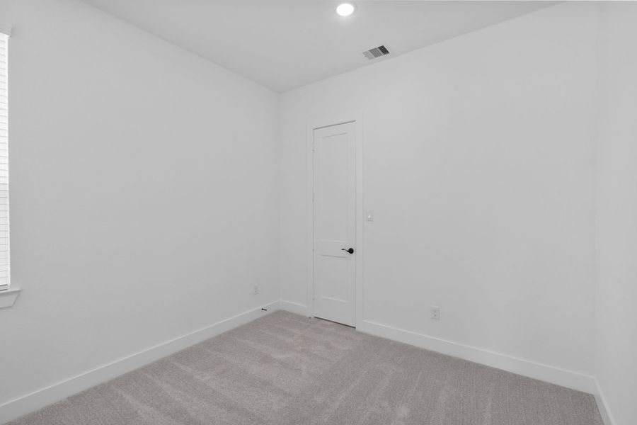 Spacious, unfurnished interior of a new home in Evergreen, Conroe (Image 19).