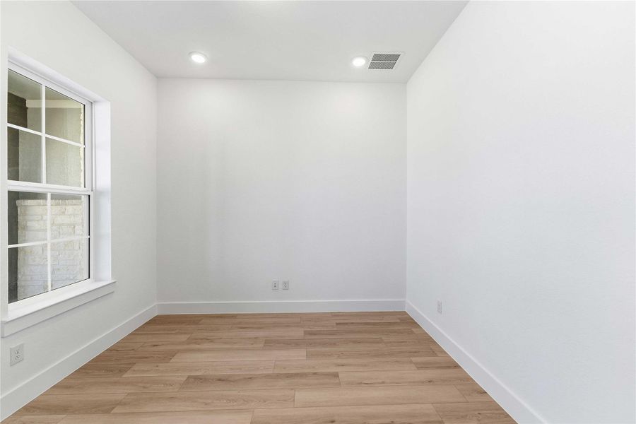 Spacious, unfurnished interior of a new home in Valencia, Manvel (Image 31).