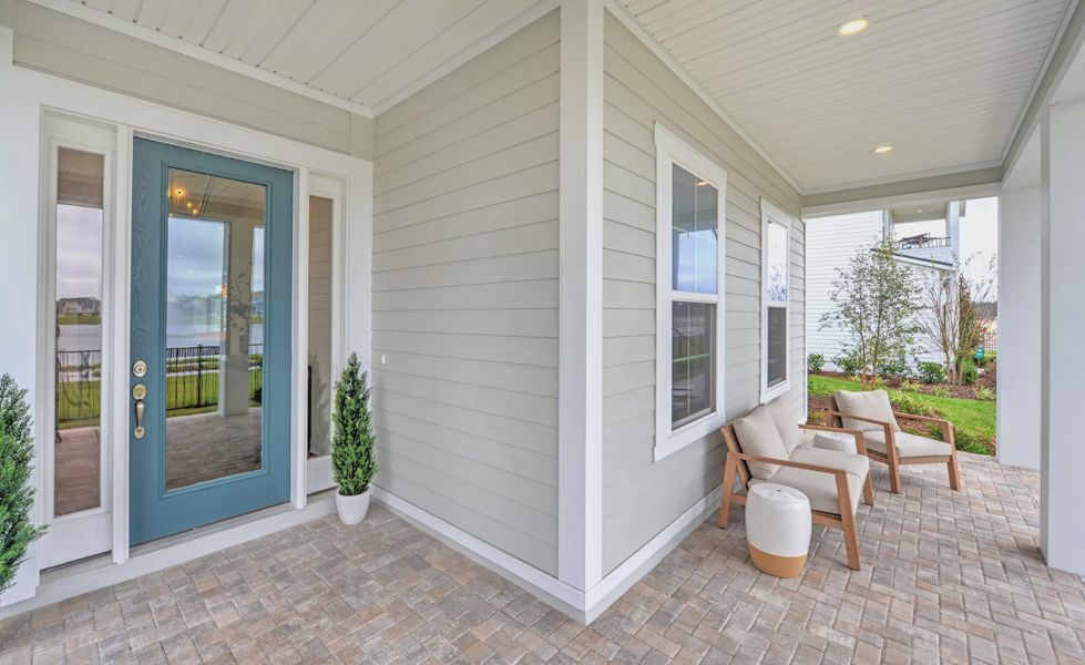Exterior details and patio area of a home in Seven Pines, Jacksonville (Image 3).