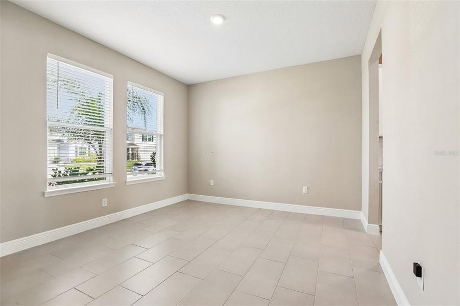 Spacious, unfurnished interior of a new home in Mangrove Manor, Apollo Beach (Image 21).