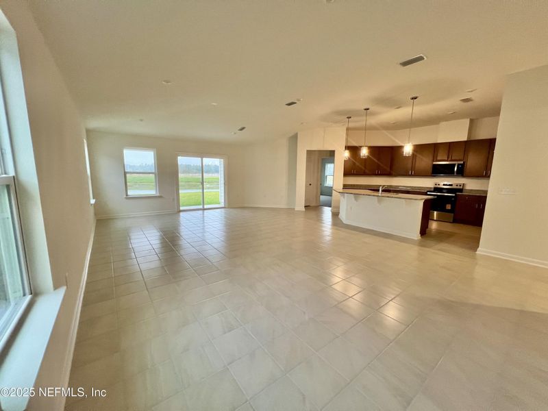 Spacious, unfurnished interior of a new home in , Jacksonville (Image 9).