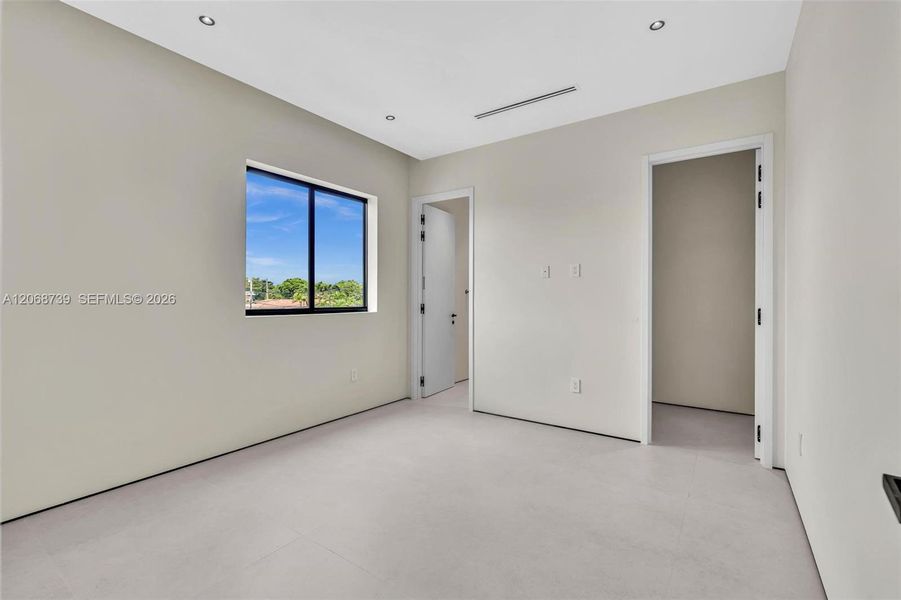 Spacious, unfurnished interior of a new home in , Miami (Image 49).
