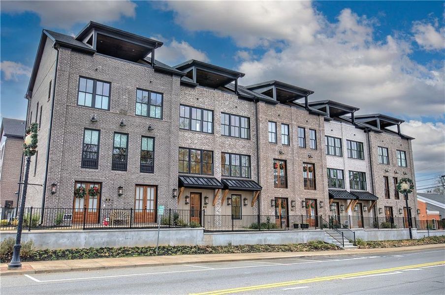 Condo located in Cartersville, GA showcasing its design and architecture (Image 3).