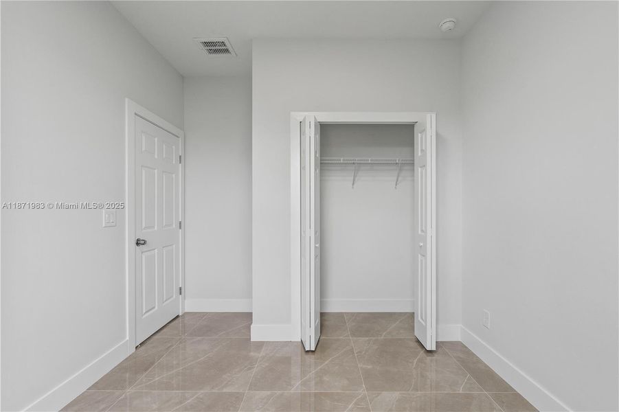 Spacious, unfurnished interior of a new home in , Lehigh Acres (Image 9).