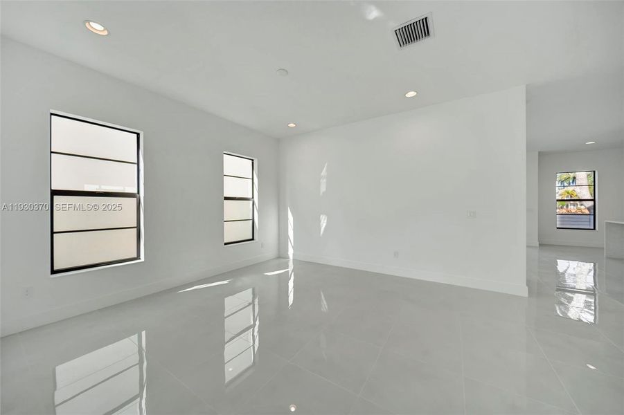 Spacious, unfurnished interior of a new home in Marina Landings, Fort Lauderdale (Image 43).
