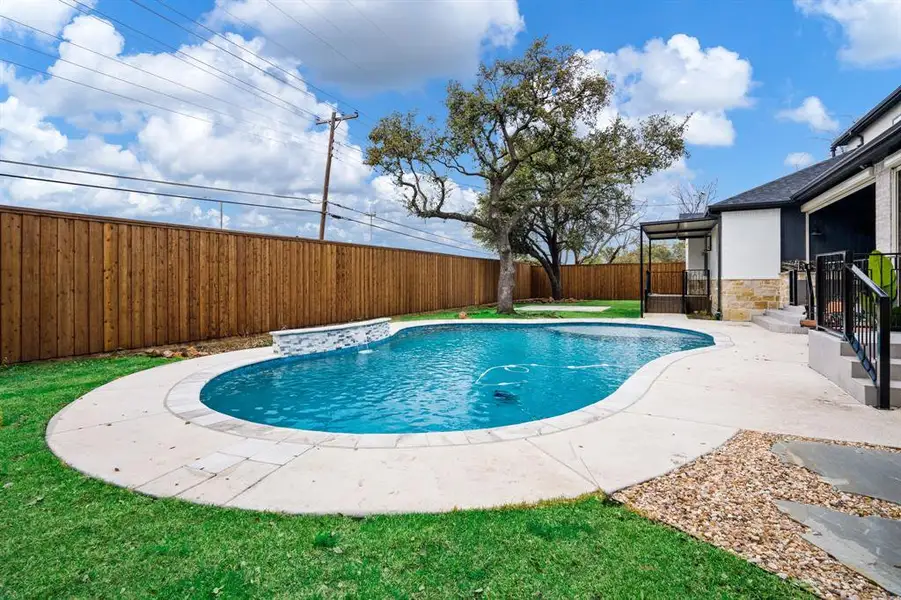 Exterior details and patio area of a home in , Dallas (Image 3).