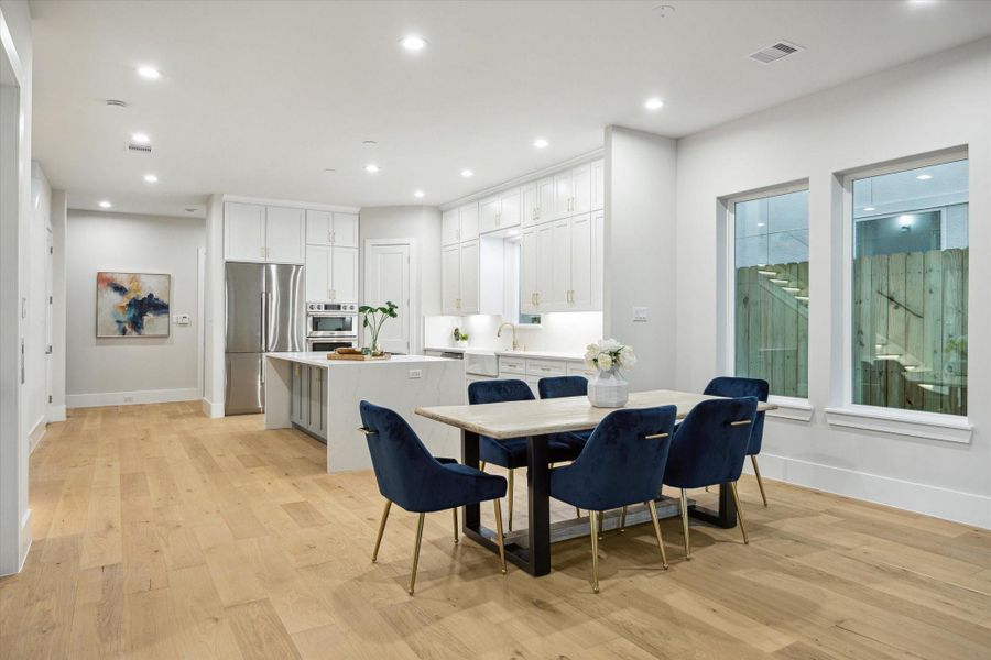 Dining area on the first floor. Dining area on the first floor.