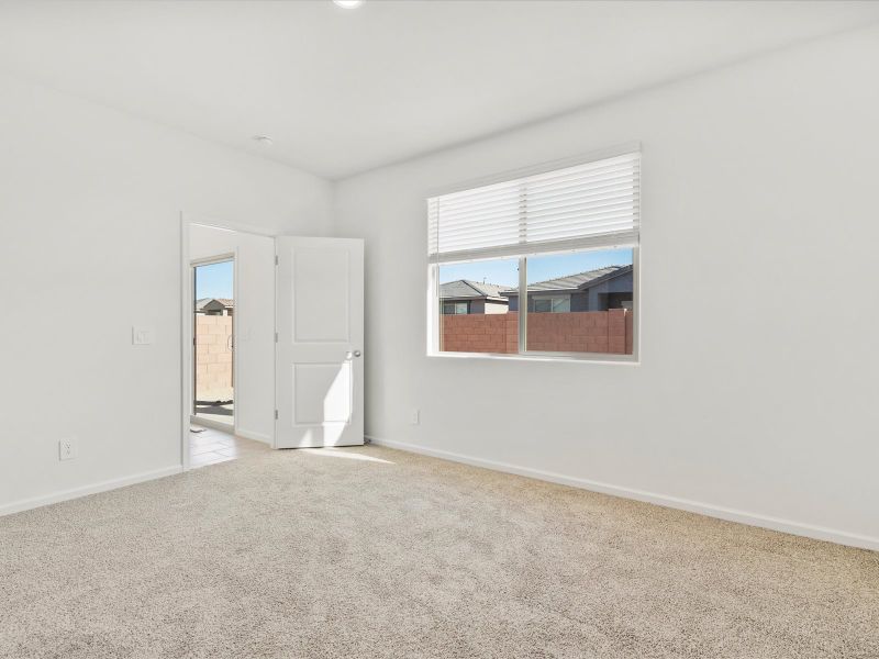 Spacious, unfurnished interior of a new home in Valencia Crossing, Tucson (Image 9).
