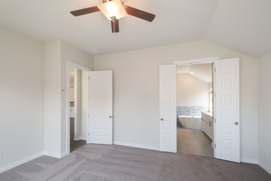 Spacious, unfurnished interior of a new home in Veramendi, New Braunfels (Image 28).