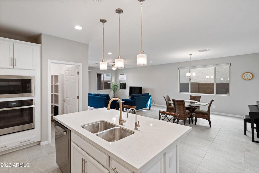 14-Kitchen & Family Room 14-Kitchen & Family Room