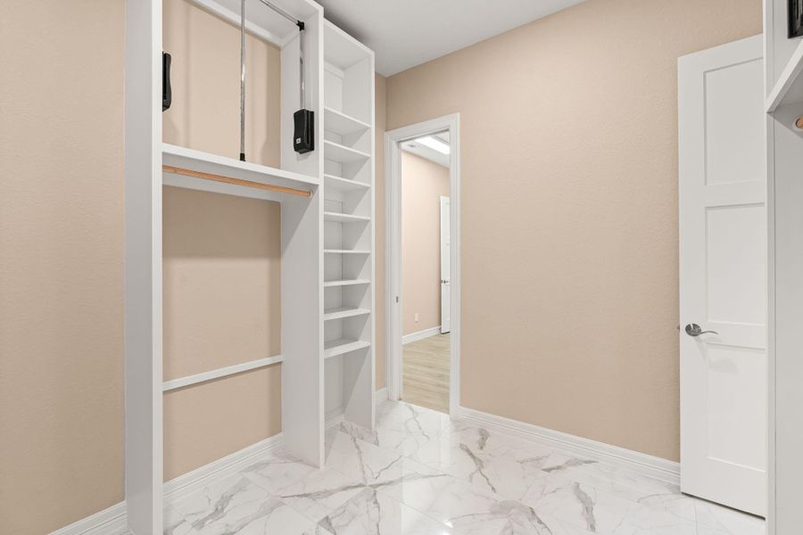 Spacious, unfurnished interior of a new home in , Kemah (Image 21).