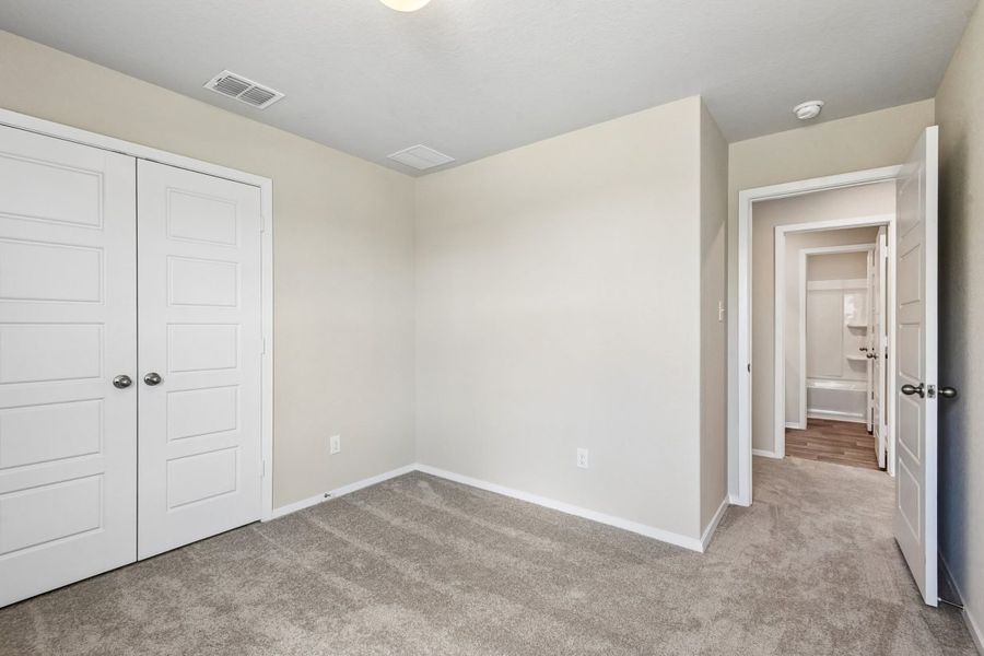 Spacious, unfurnished interior of a new home in Hunters Ranch, San Antonio (Image 28).