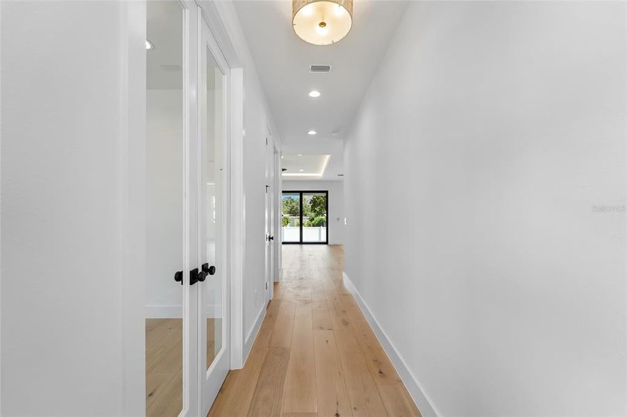 Spacious, unfurnished interior of a new home in , Tampa (Image 30).