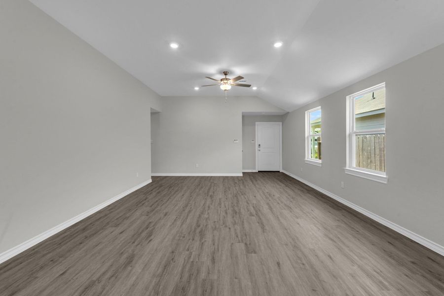 Spacious, unfurnished interior of a new home in The Enclave at Spring Branch, Conroe (Image 20).