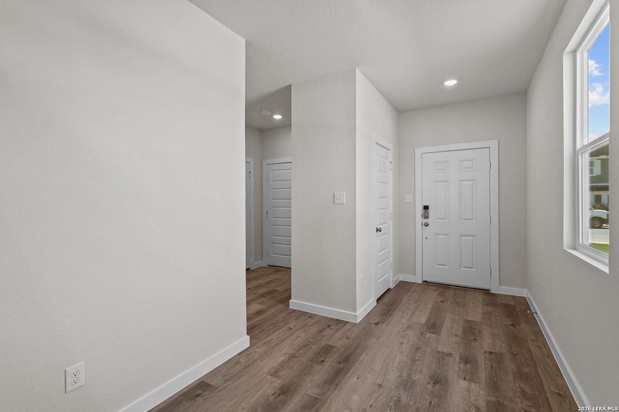 Spacious, unfurnished interior of a new home in Spring Creek, San Antonio (Image 22).