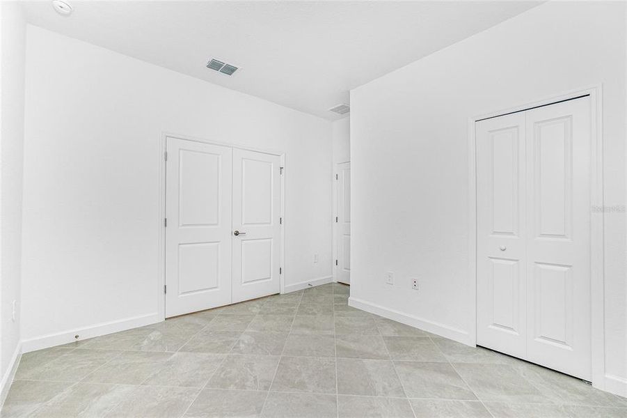 Spacious, unfurnished interior of a new home in Island Lakes at Coco Bay: Villas, Englewood (Image 19).