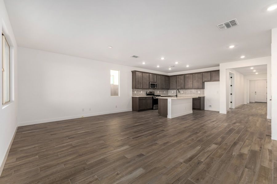 Spacious, unfurnished interior of a new home in Bella Vista Farms, San Tan Valley (Image 7).