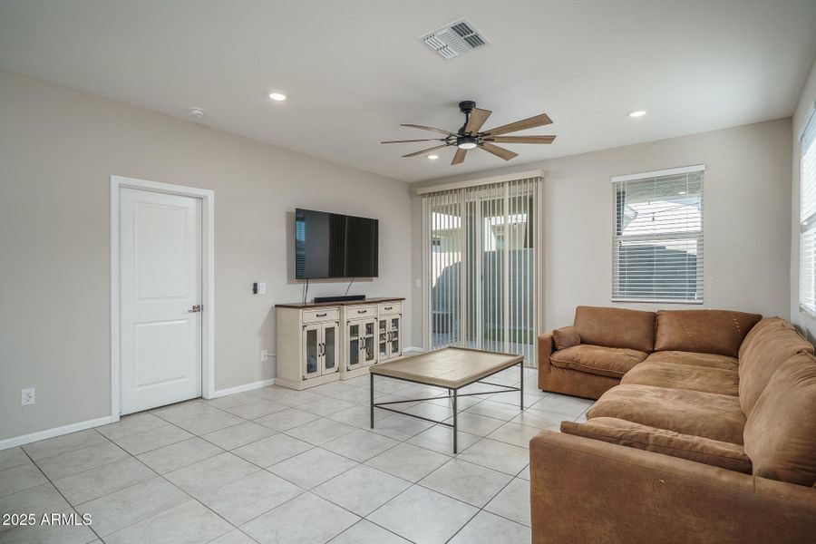 8) GREAT ROOM 8) GREAT ROOM