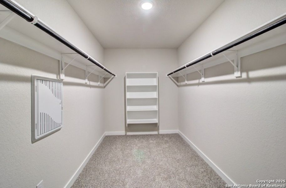 Spacious, unfurnished interior of a new home in Cloud Country, New Braunfels (Image 18).