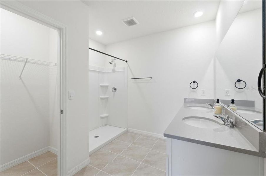 Furnished interior view inside a new home in , Lakeland (Image 15).