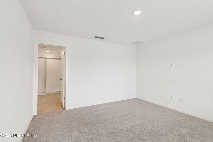 Spacious, unfurnished interior of a new home in Azalea Creek, Jacksonville (Image 25).